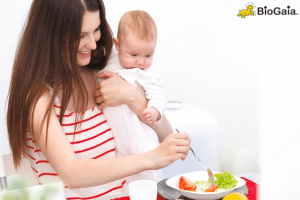 Trẻ sơ sinh bị táo mẹ nên ăn gì để nhanh khỏi - 2